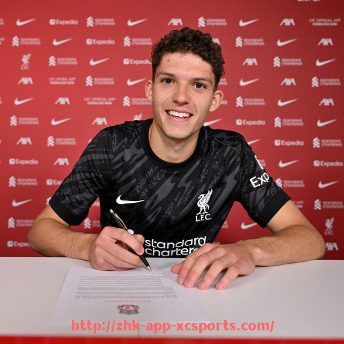 杏彩体育-法甲比赛亮点:法甲赛季中的经典瞬间与高光时刻